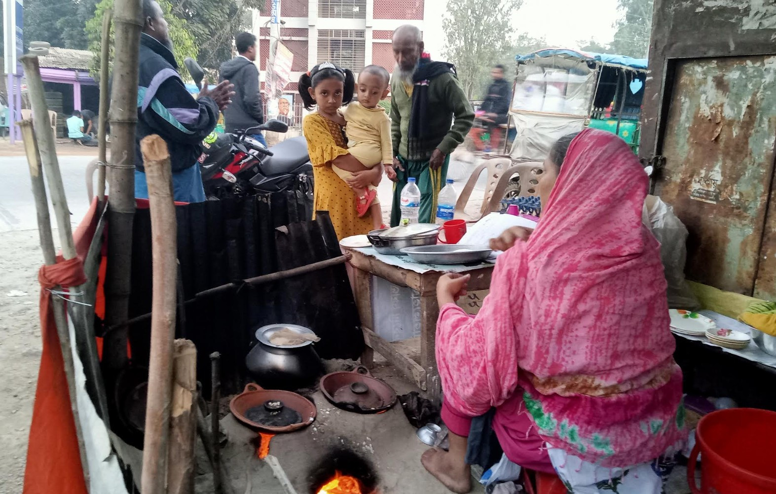সন্ধ্যা হলেই ভিড় বাড়ে শীতের পিঠার দোকানে